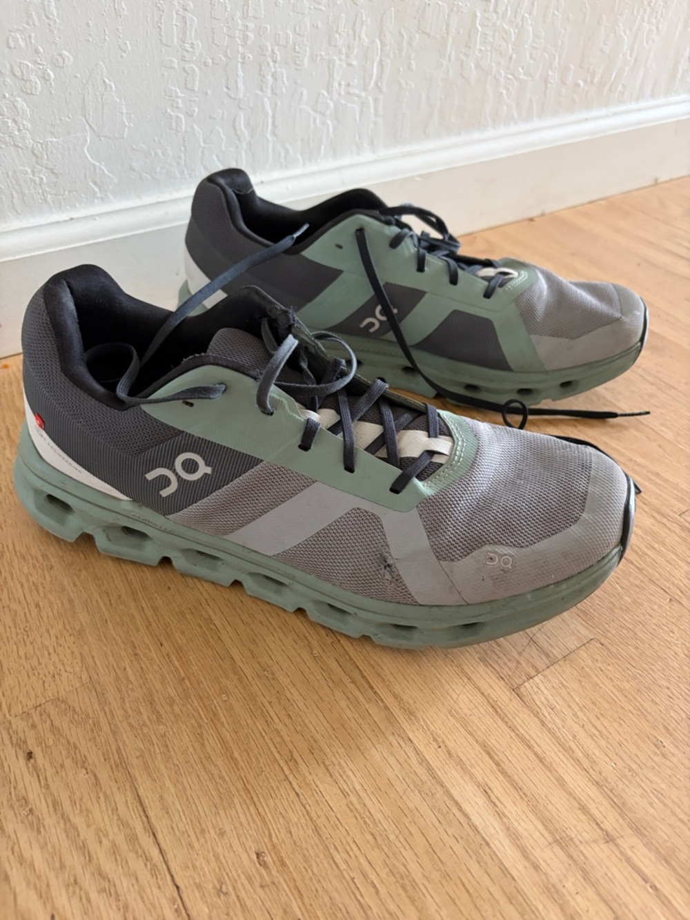 Men’s on cloud cloud runner shoes size 11.5